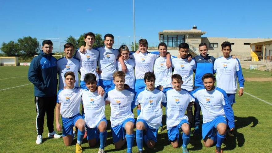 Els jugadors del PU Figueres celebren el títol.