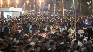 La verbena de Sant Joan sin restricciones toma la playa de Barcelona