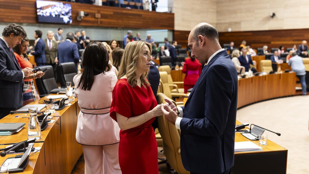 La presidenta de la Junta de Extremadura, María Guardiola, y el portavoz del Partido Popular de Extremadura, José Ángel Sánchez Juliá, al inicio de la segunda sesión del debate sobre el estado de la región.