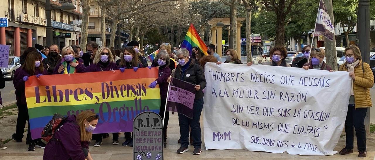 Varios manifestantes en la avenida Teodomiro