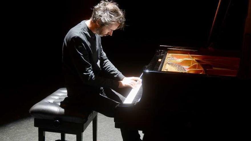 El pianista James Rhodes, ayer durante la prueba de sonido en el Pazo da Cultura. // Rafa Vázquez