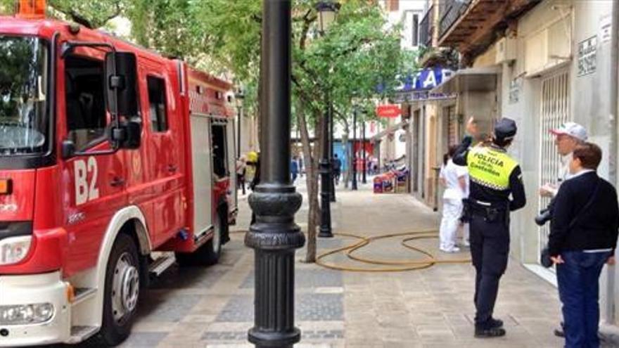 Los bomberos sofocan un incendio en un local de comidas del centro