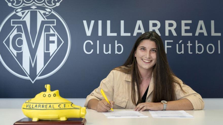 La zaguera castellonense Cristina Cubedo en el momento de la firma de su contrato.
