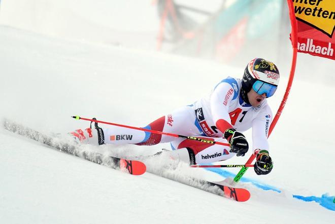 El esquiador suizo Loic Meillard compite en la prueba de eslalon gigante masculino, válida para la Copa del Mundo de esquí alpino, disputada en Saalbach Hinterglemm (Austria)