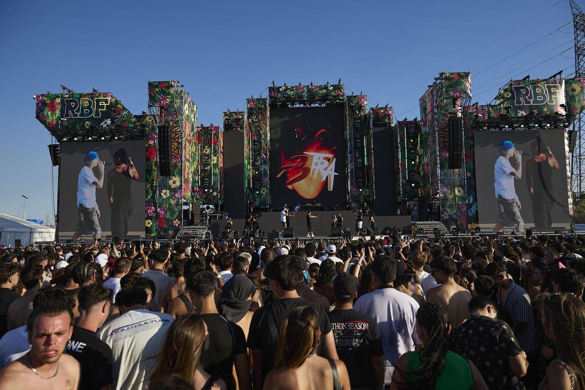 Varias personas durante el Reggaeton Beach Festival de Madrid, en el espacio Iberdrola Music, en 2025, en Madrid.