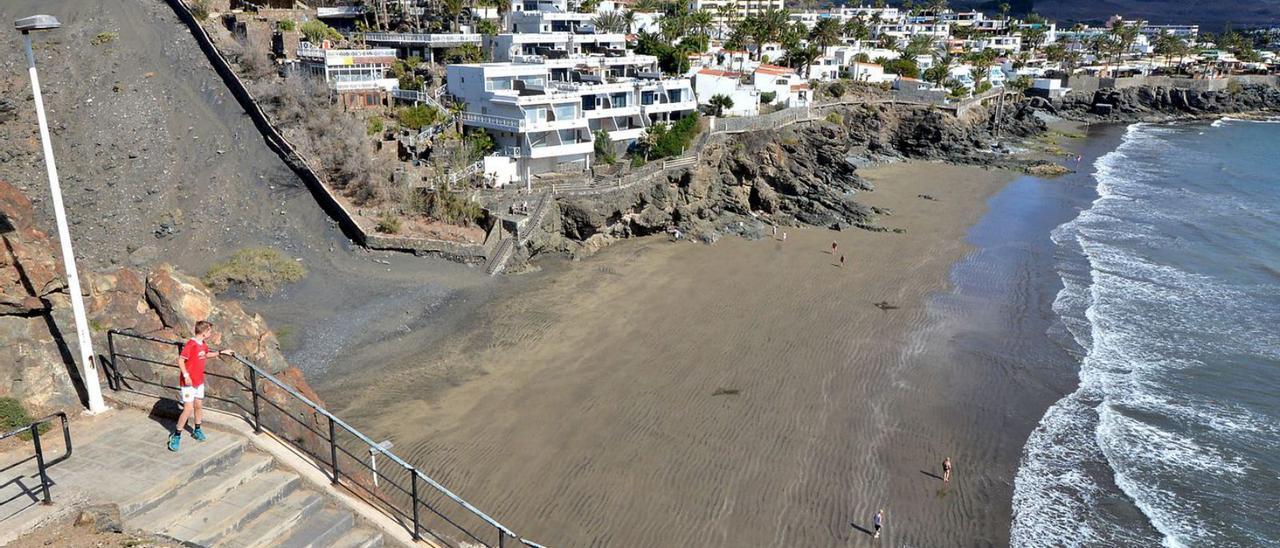 Vista del paseo de acceso a la playa del Águila. | | SANTI BLANCO