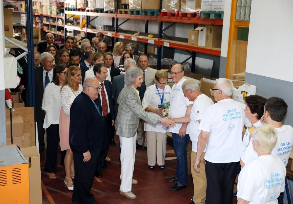 La reina Sofía visita el Banco de Alimentos de Vigo