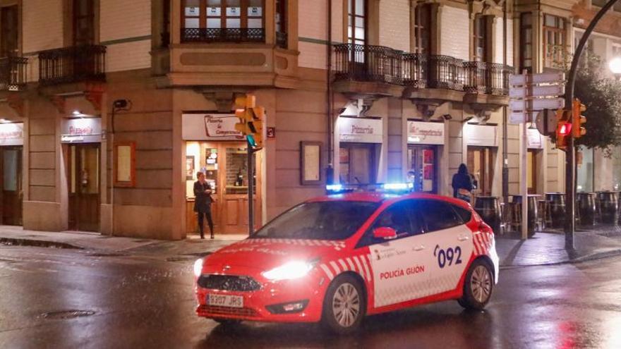 Tres personas detenidas por apuñalar en las piernas a un hombre en Gijón tras una pelea