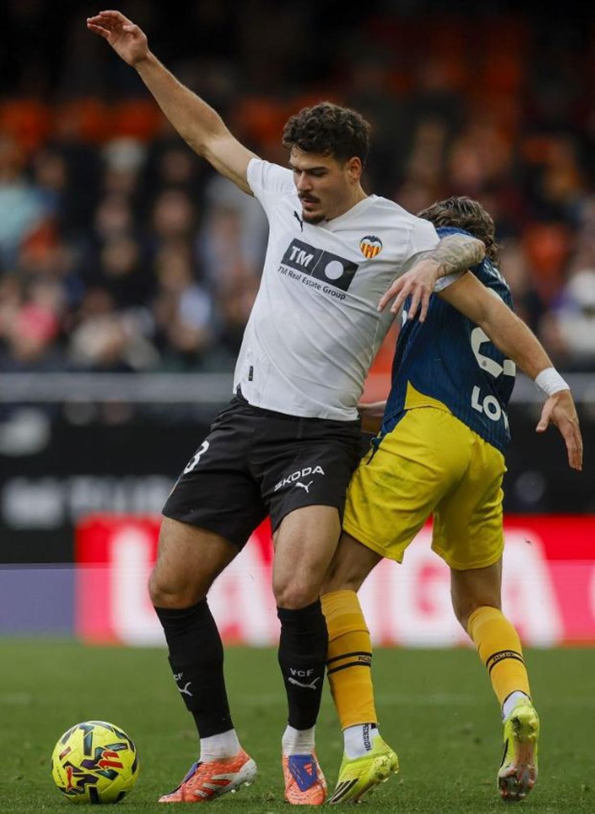 Filip Ugrinic destaca por la fuerza y potencia de sus acciones en la línea de medios