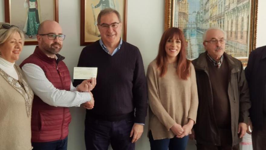 La Junta de Comparsas entrega un cheque de 2.500 euros al Centro Emaús