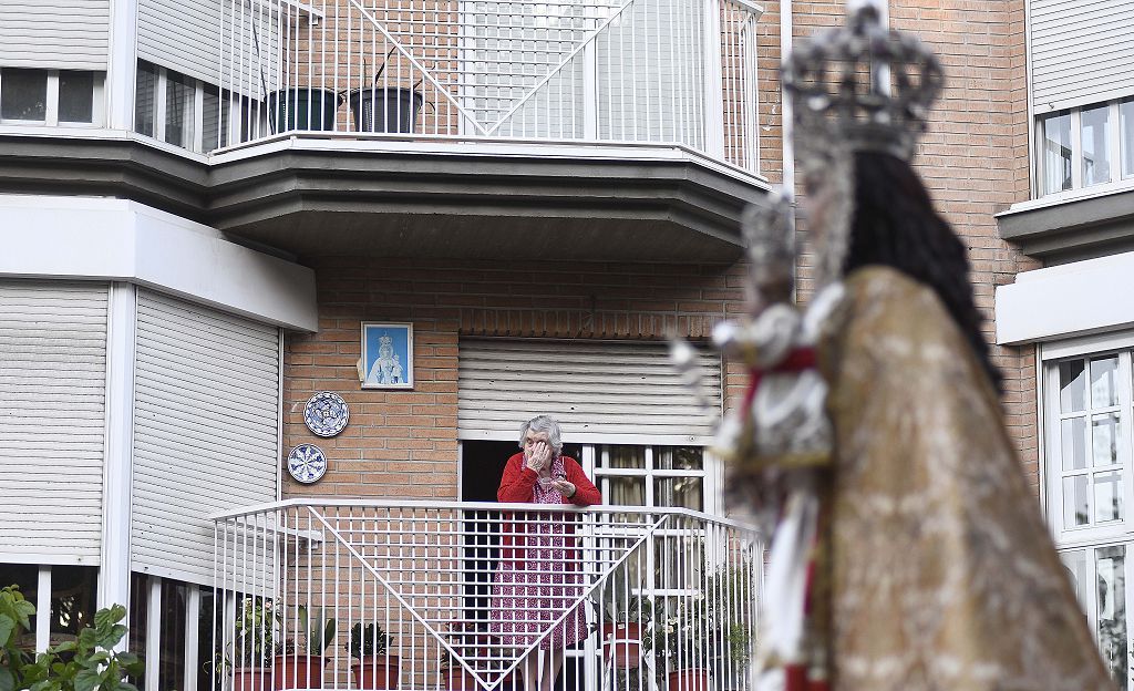 Murcia despide a la Fuensanta con flores y emoción