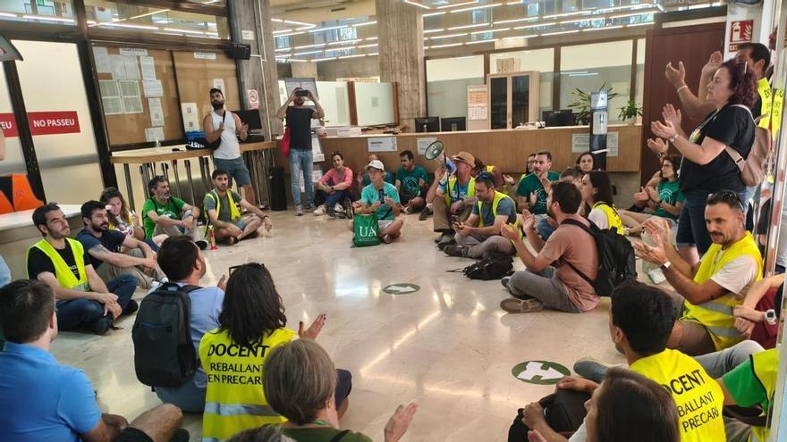 Los profesores "ocupan" la Dirección Territorial de Educación en Alicante