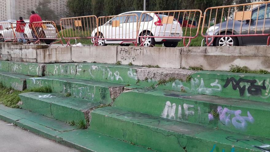 Estado de la grada de la pista deportiva de Coia.