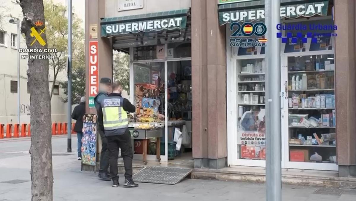 Imagen de la operación policial en estos supermercados