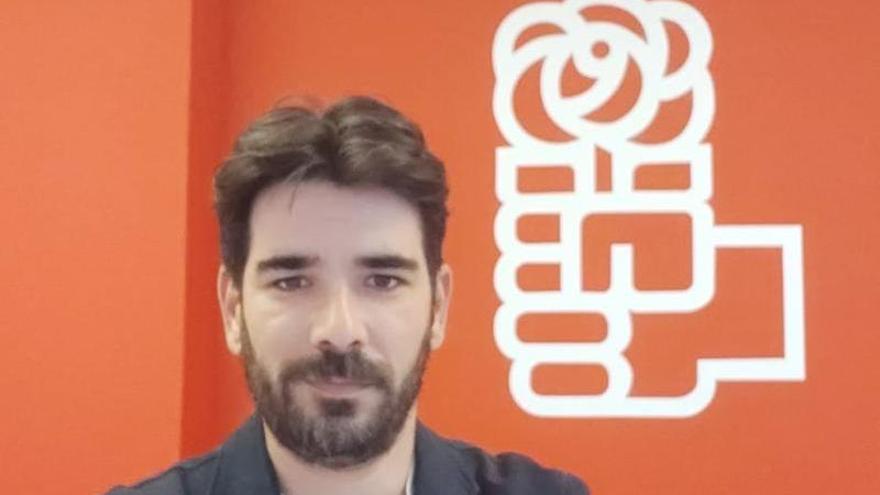 El cambio de secretario y portavoz del PSOE desata críticas internas a un proceso “viciado”
