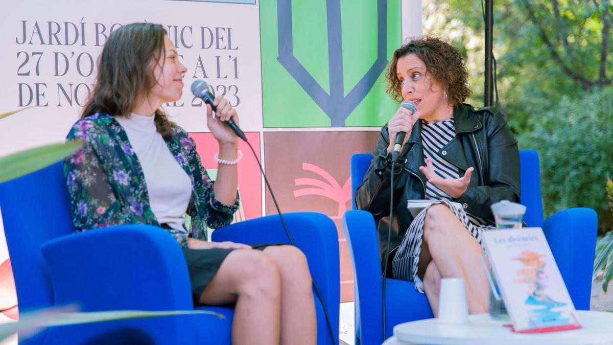 Irene Klein (esquerra) durant la presentació de ‘Les absències’ a la XI Plaça del Llibre de València.