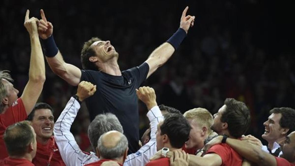 Andy Murray, izado por todo el equipo británico, celebra el triunfo en Gante.