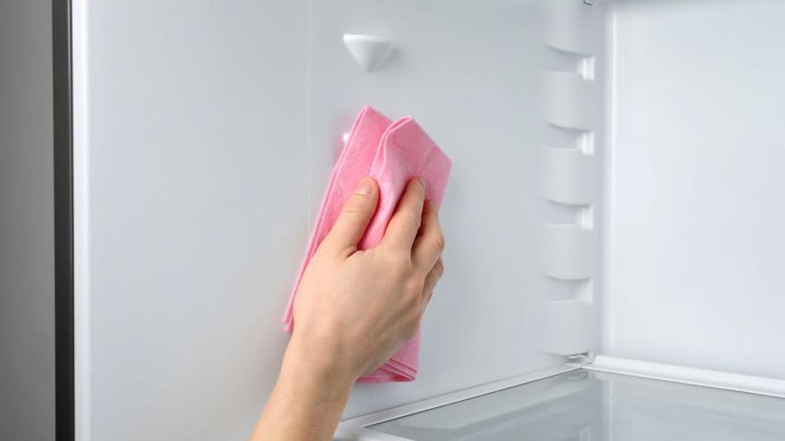 Com netejar la nevera per dins fàcilment: evita bacteris i males olors