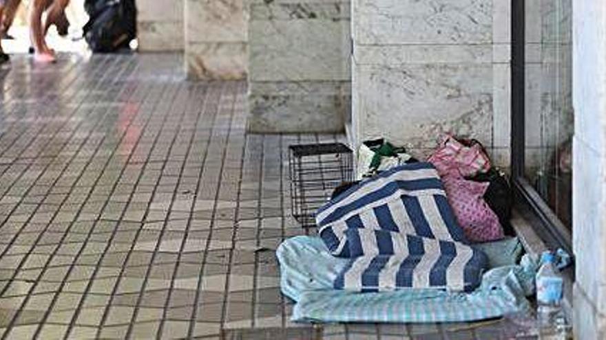 Una persona sin hogar, en una calle de la avenida de Santa Eulària, en Vila.