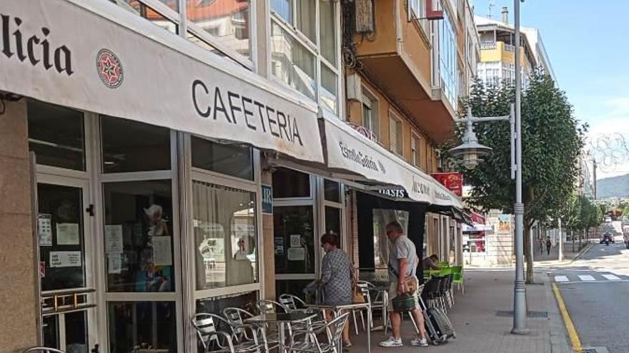 Turistas con maletas entrando ayer en un hotel de Cangas.   | // FDV. 