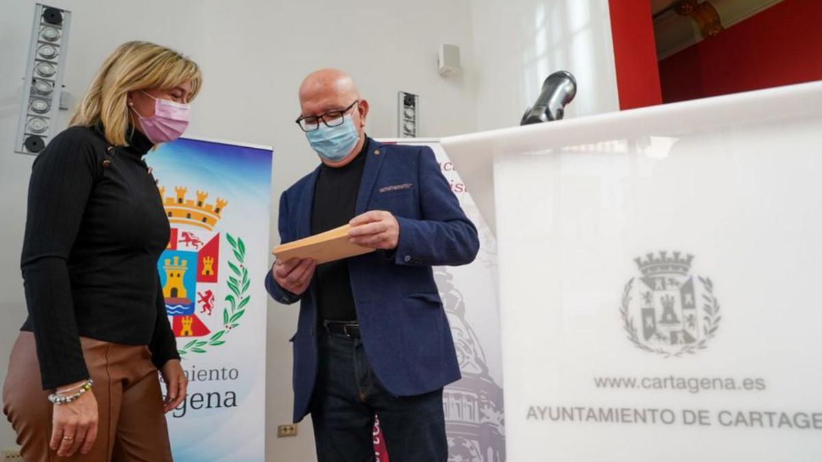 Cristina Pérez y Manuel Padín, ayer en el Ayuntamiento. | IVÁN URQUÍZAR