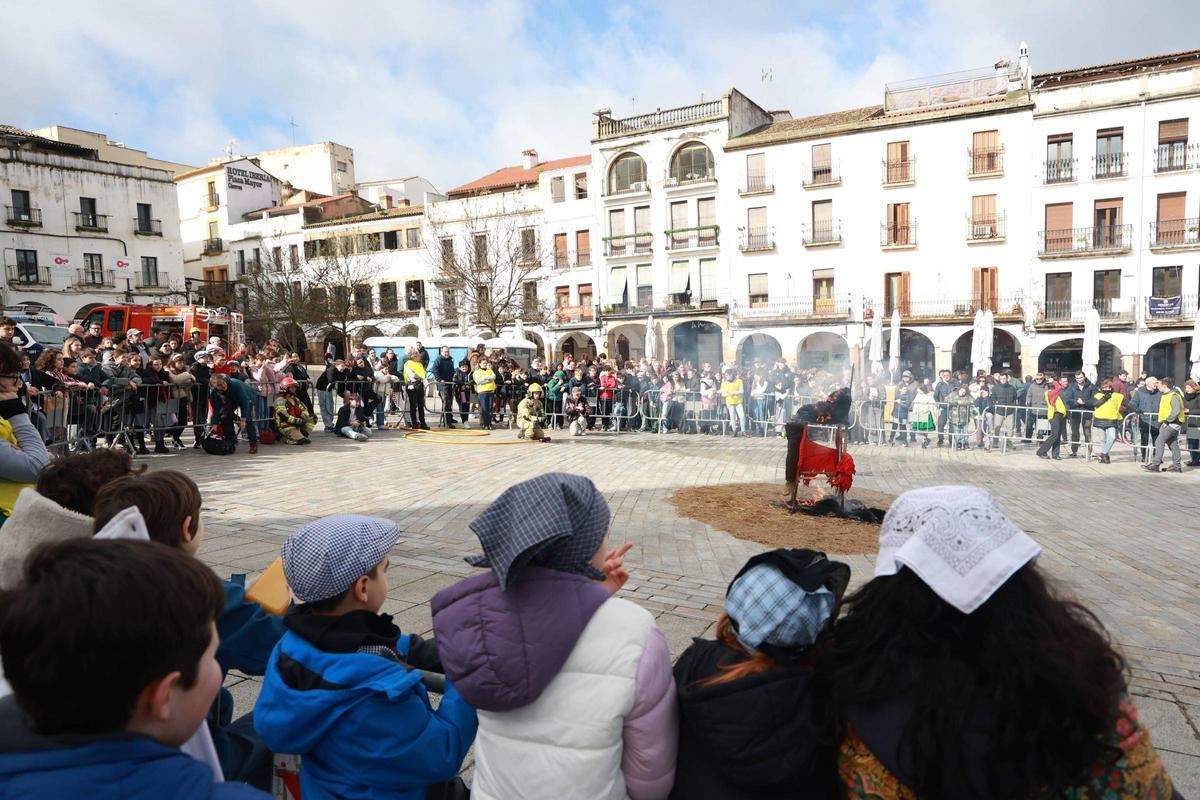 Galería | Así fue la fiesta de Las Lavanderas y la quema del Pelele de Cáceres Galería | Así fue la fiesta de Las Lavanderas y la quema del Pelele de Cáceres