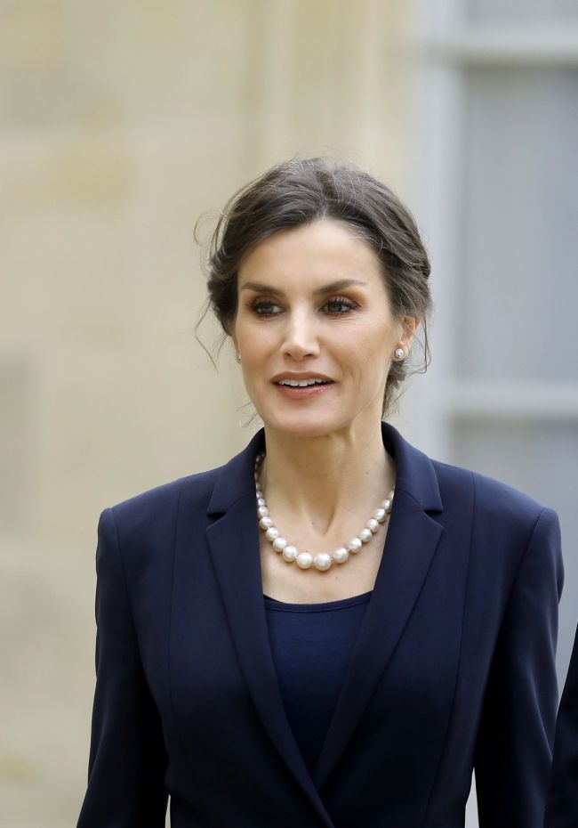 La reina Letizia y su impactante look con un traje chaqueta azul marino y collar de perlas - Woman