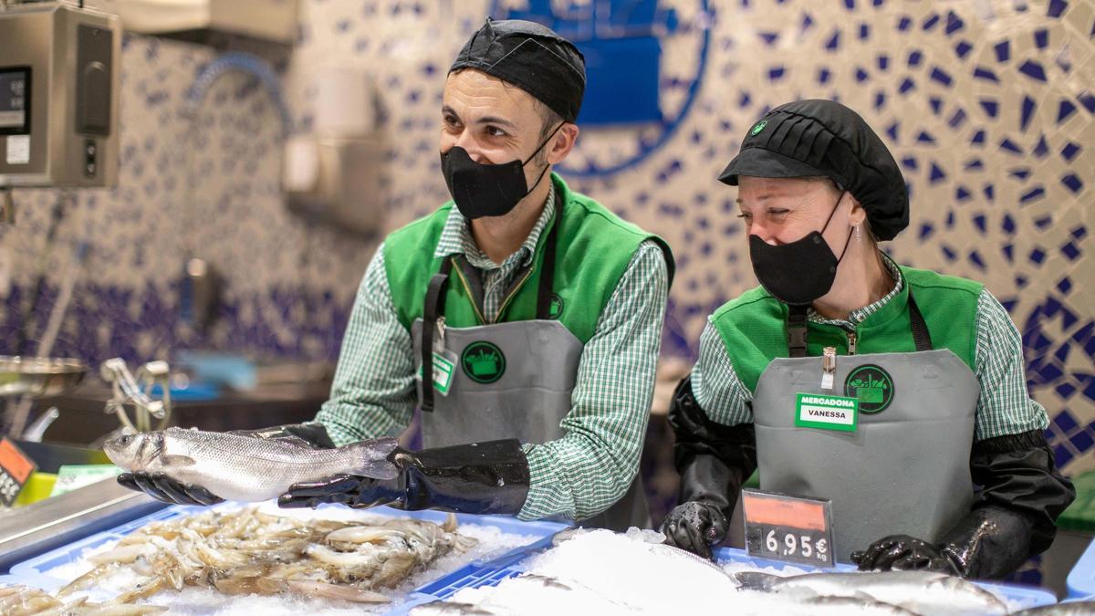 Archivo - Trabajadores en Mercadona