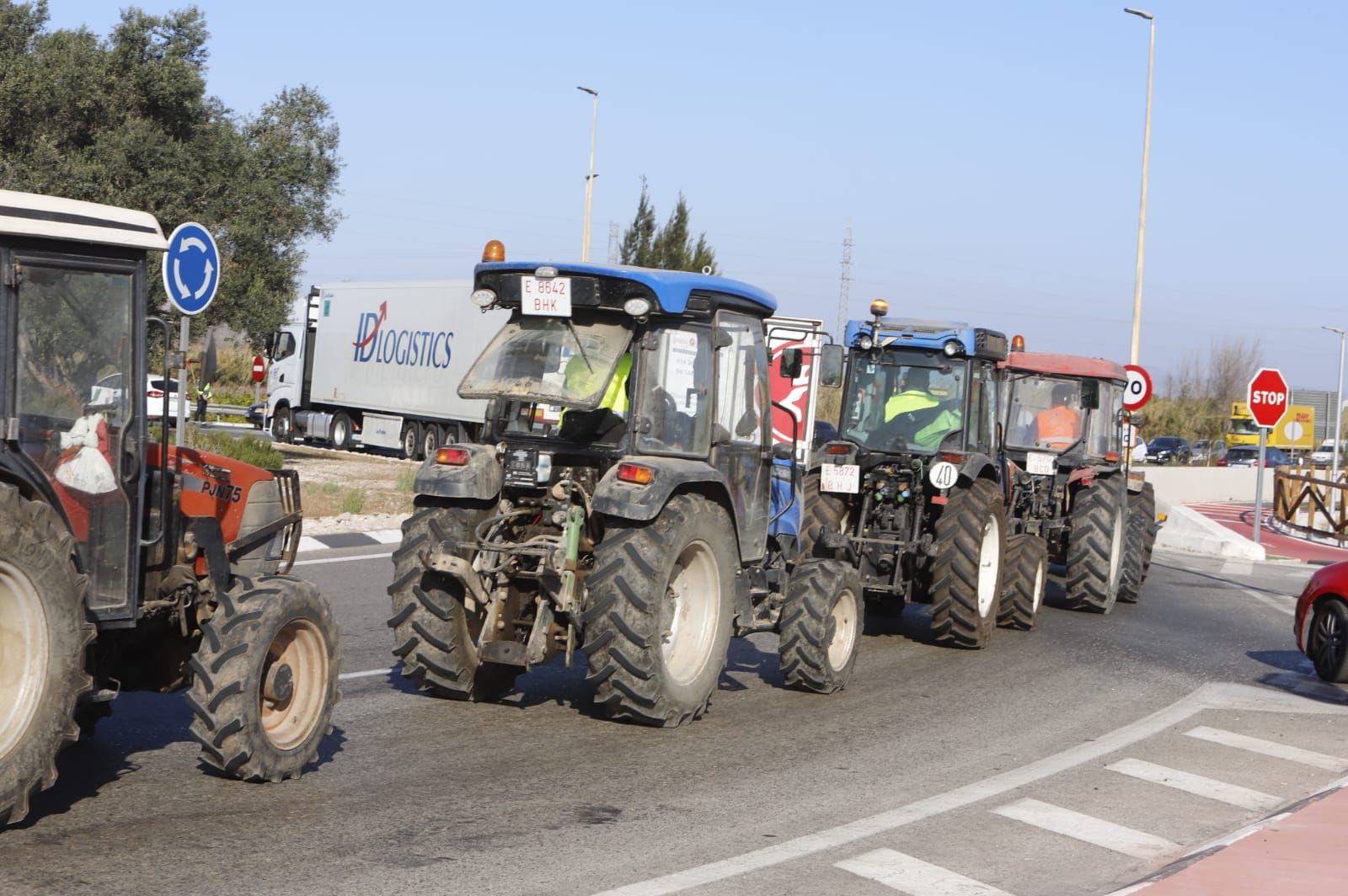 Las tractoradas dificultan el tráfico en la A-7 hacia Valencia