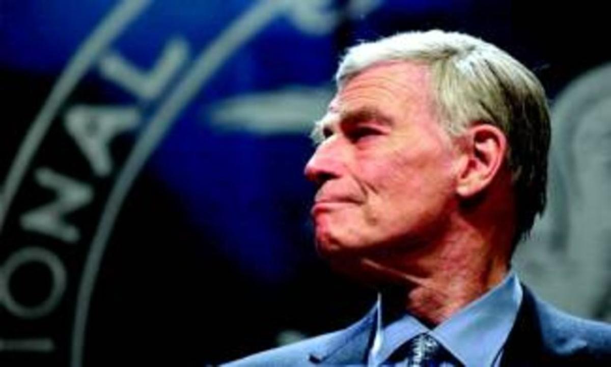 El actor Charlton Heston, en una asamblea de la Asociación Nacional del Rifle, como presidente, el año 2000. El actor Charlton Heston, en una asamblea de la Asociación Nacional del Rifle, como presidente, el año 2000.