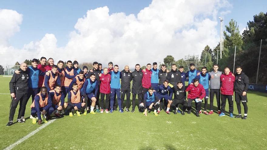 Arriba, jugadores y técnicos en A Madroa. Abajo, los directivos. // FDV