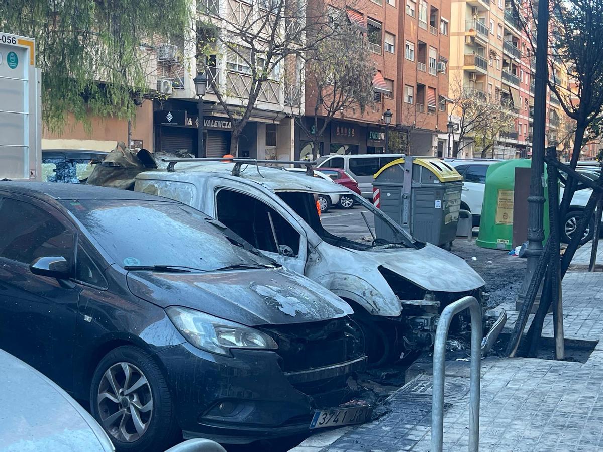 Un incendiario siembra el caos en Patraix al quemar 18 contenedores y más de una treintena de vehículos