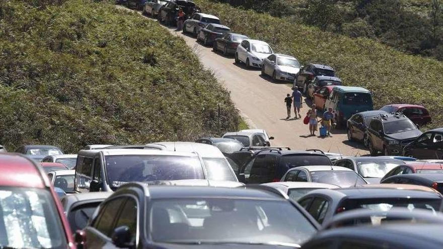 Castrillón achaca al Principado el bloqueo para habilitar nuevas parcelas para aparcar en el playón de Bayas