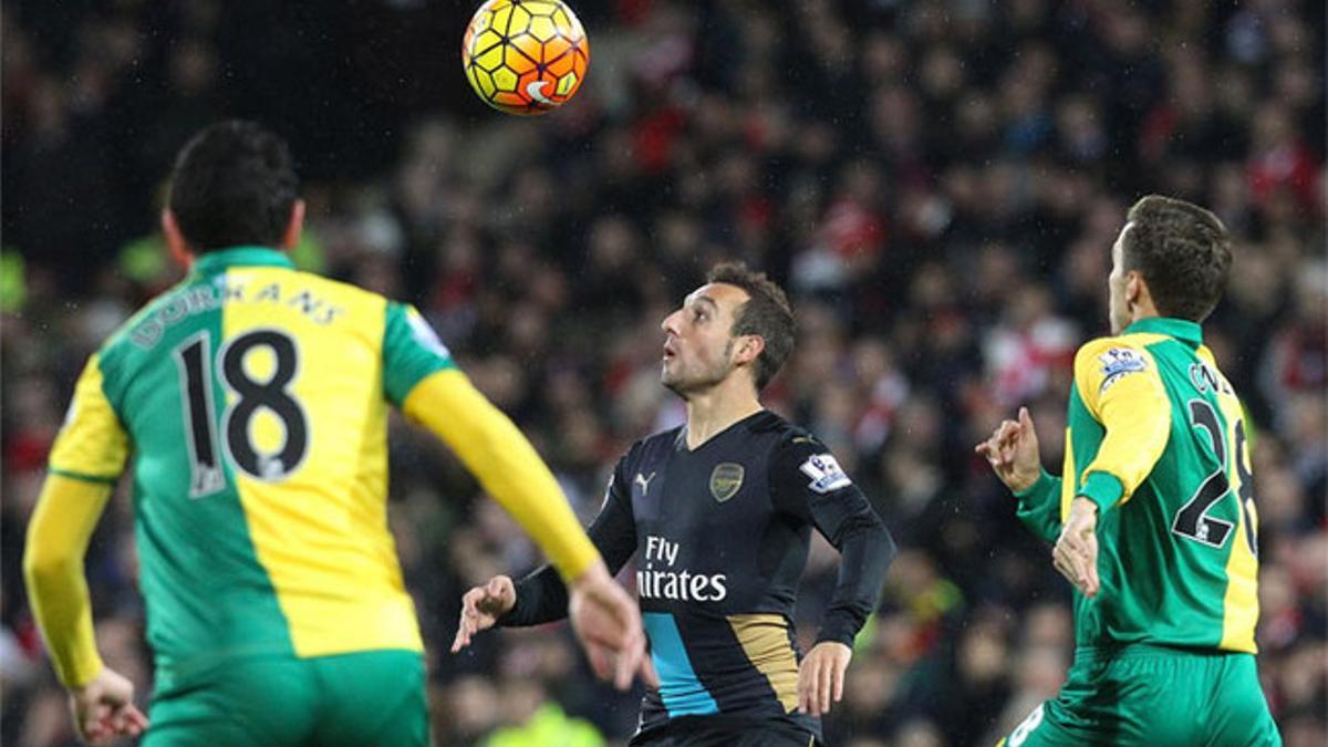 Santi Cazorla durante el partido ante el Norwich City en Carrow Road