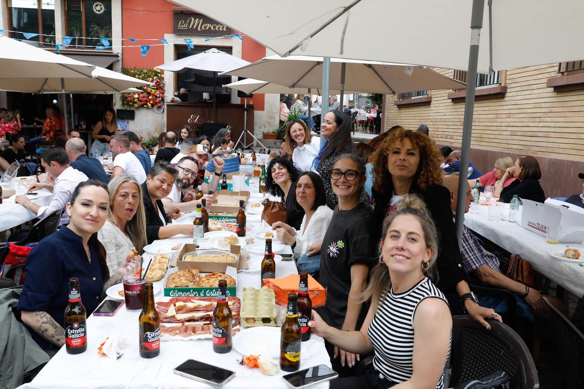 Grado abre boca para Santiago con la comida en la calle