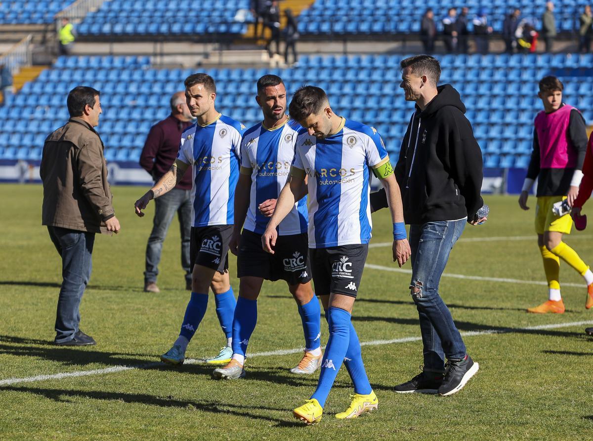 Los jugadores del Hércules abandonan el campo tras el pitido final.