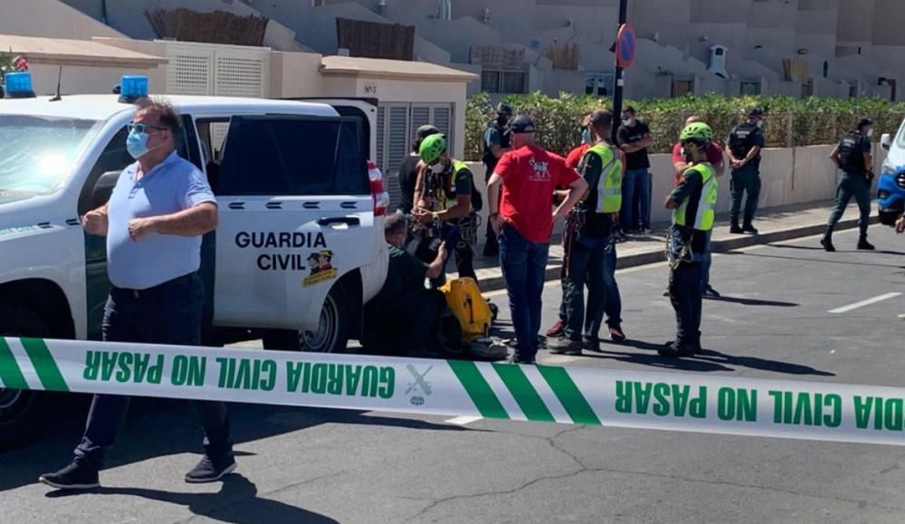 Activistas en las grúas del Hotel La Tejita