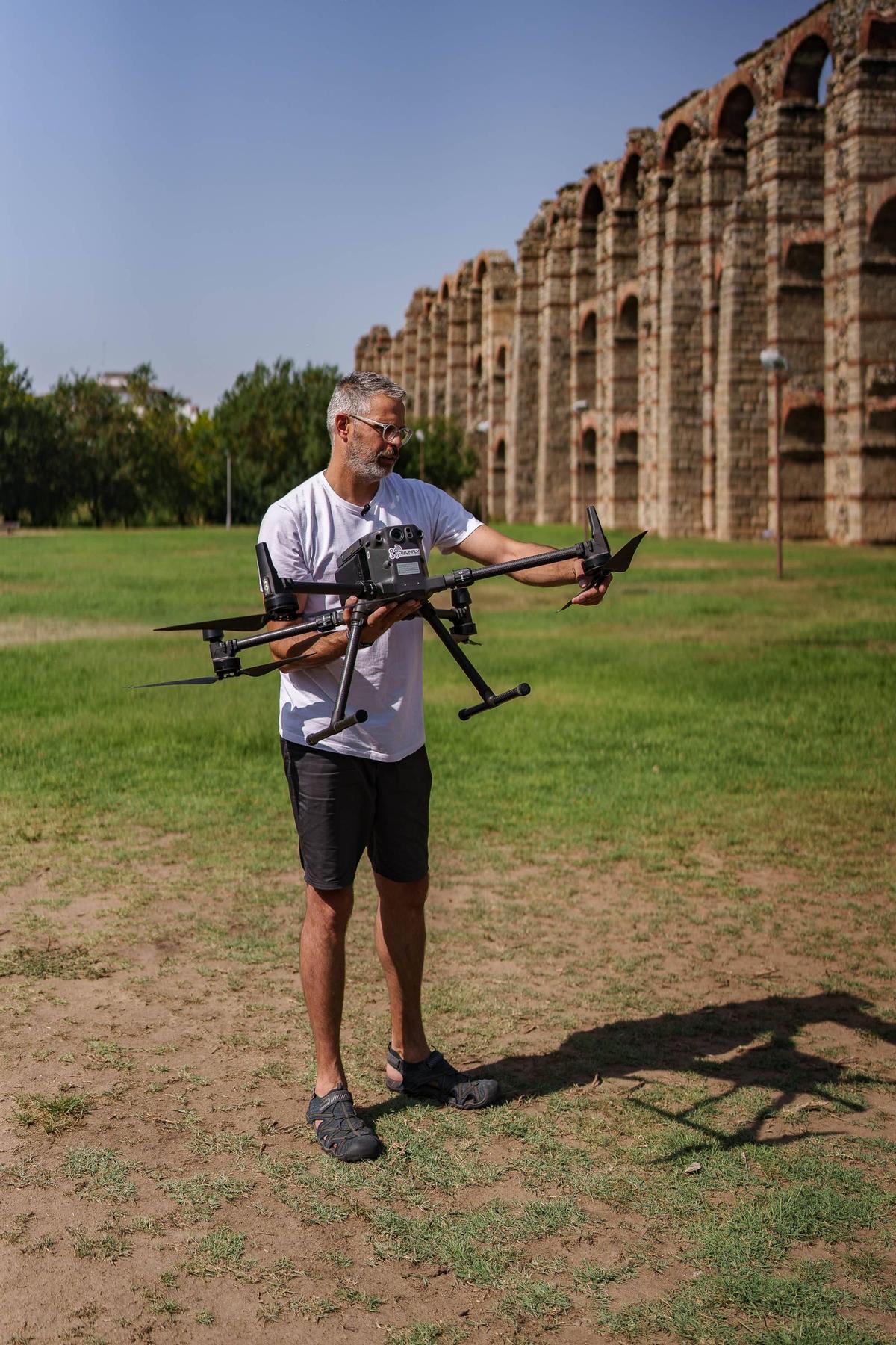 Javier Moreno, responsable de Dronfly, muestra algunos de los drones con los que convirtió su afición en profesión.