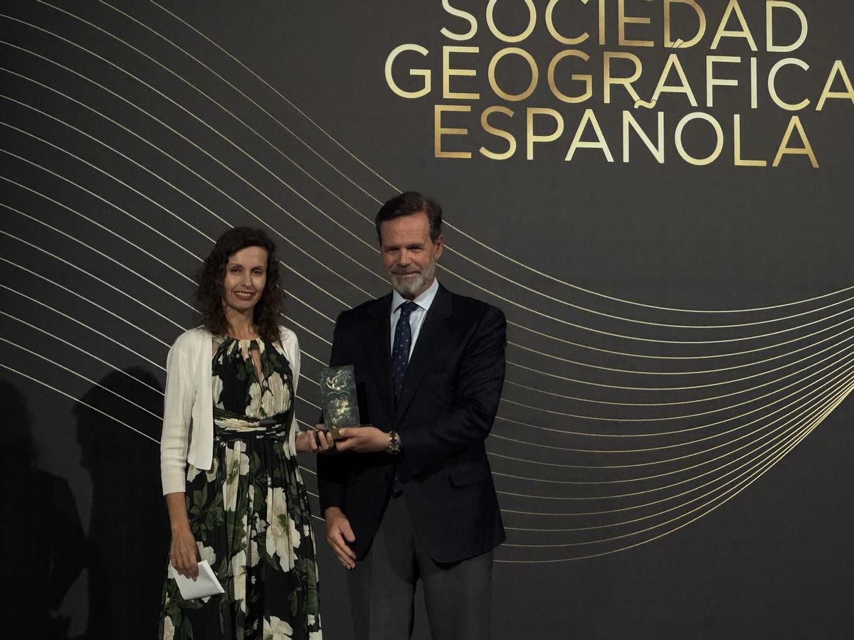 Beatriz Roldán, con el presidente de la Sociedad Geográfica Española, Juan Ignacio Entrtecanales.