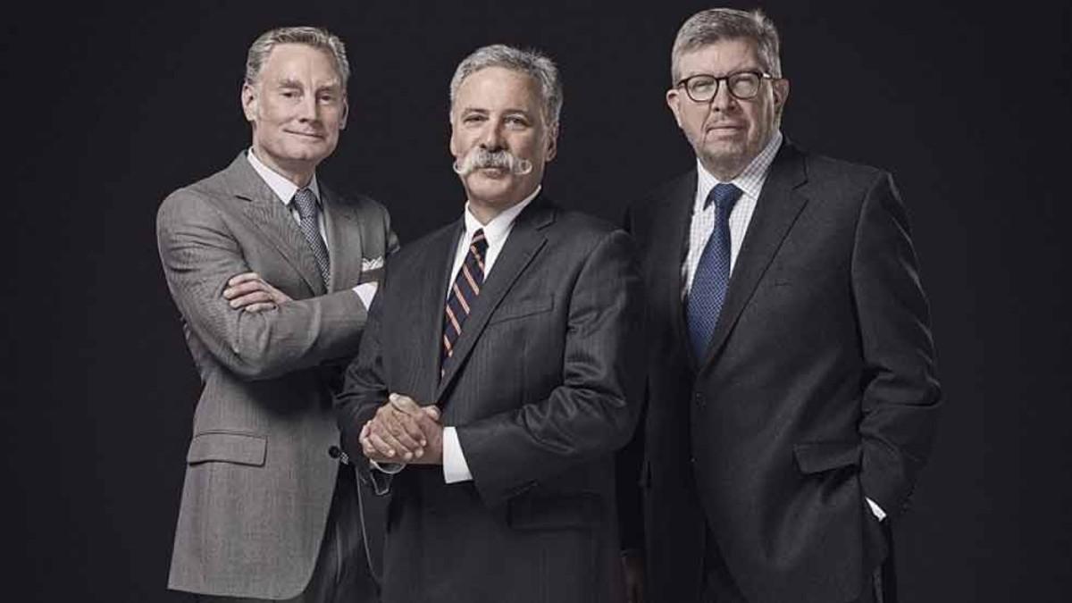 Chase Carey, flanqueado por Ross Brawn y Sean Bratches