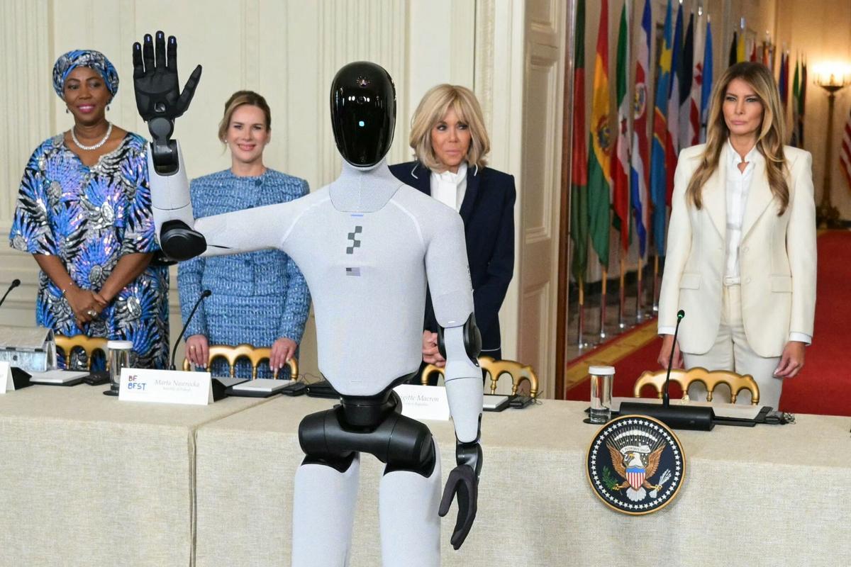 La primera dama de Sierra Leona, Fatima Jabbe-Bio; la primera dama de Polonia, Marta Nawrocka; la primera dama de Francia, Brigitte Macron, y la primera dama de Estados Unidos, Melania Trump, observan un robot humanoide durante la Cumbre de la Coalición Global «Fostering the Future Together», celebrada en el Salón Este de la Casa Blanca, en Washington, D.C.