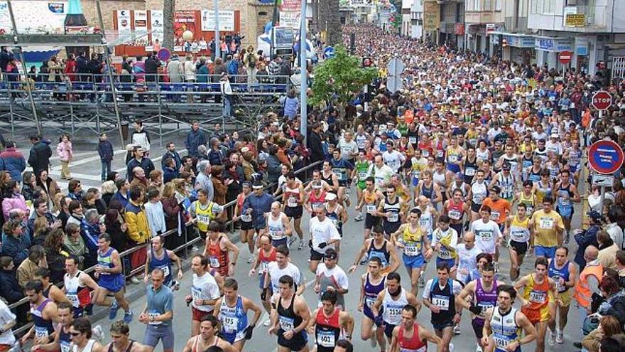 Imagen del pelotón de atletas durante la edición del año pasado de la Mitja Marató de Santa Pola