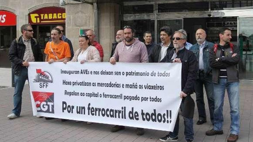 Representantes del sector ferroviario de la CGT, ayer.  // Iñaki Osorio