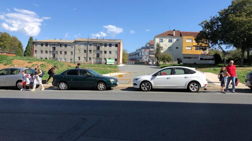 La conexión entre las dos calles por el nuevo vial carece de paso de peatones.   | // A.L.V.