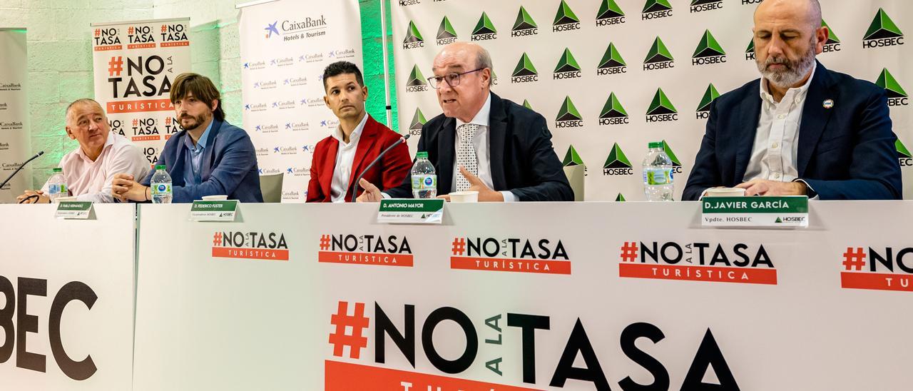 En el centro de la imagen, Fede Fuster y Toni Mayor en la última asamblea de Hosbec.