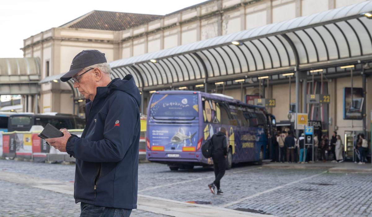 Usuarios del servicio de autobuses en la estación del Nord durante una jornada con la cancelación de todo el servicio de Rodalies de Renfe en Catalunya.