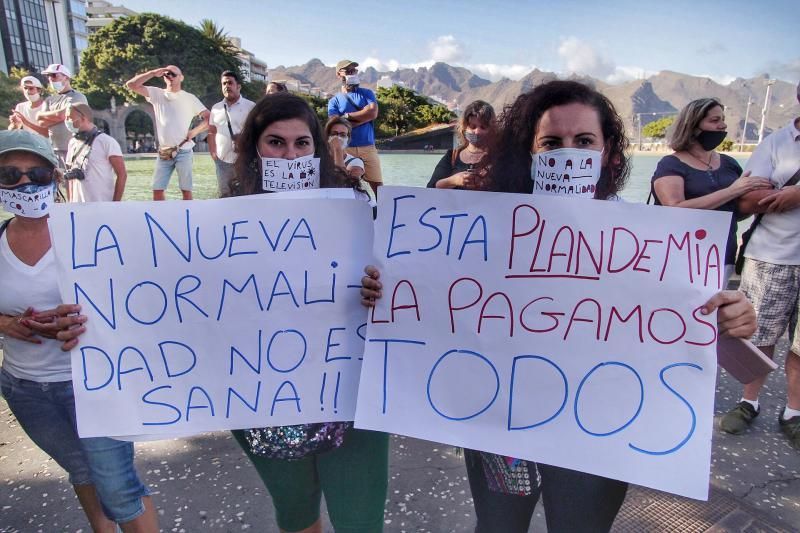 Concentración contra las mascarillas y las vacunas Santa Cruz de Tenerife  | 16/08/2020  | 16/08/2020 | Fotógrafo: María Pisaca Gámez