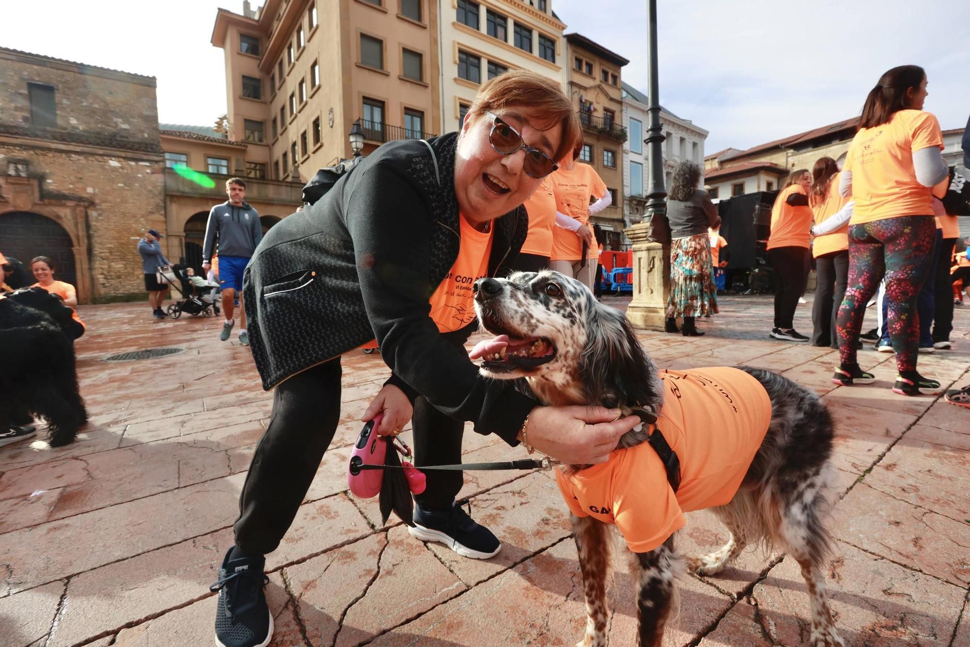 Una ola naranja invade Oviedo para luchar contra el cáncer infantil