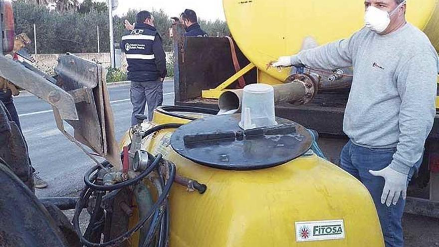 Uno de los payeses prepara su tractor, ayer, para desinfectar el Pla de Sant Jordi.