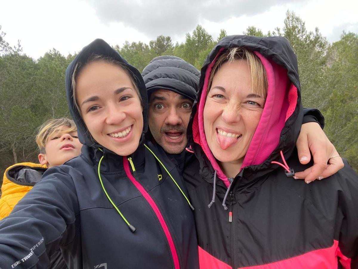 Marta junto a su familia.